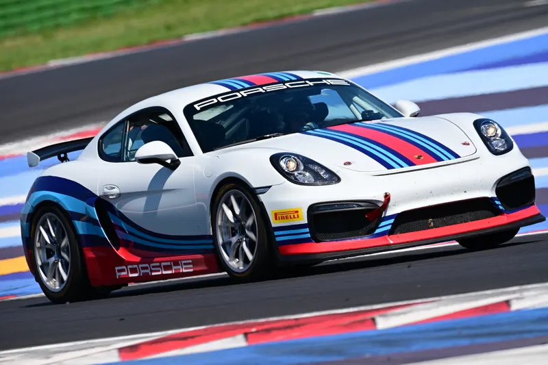 Porsche in curva vicino al cordolo