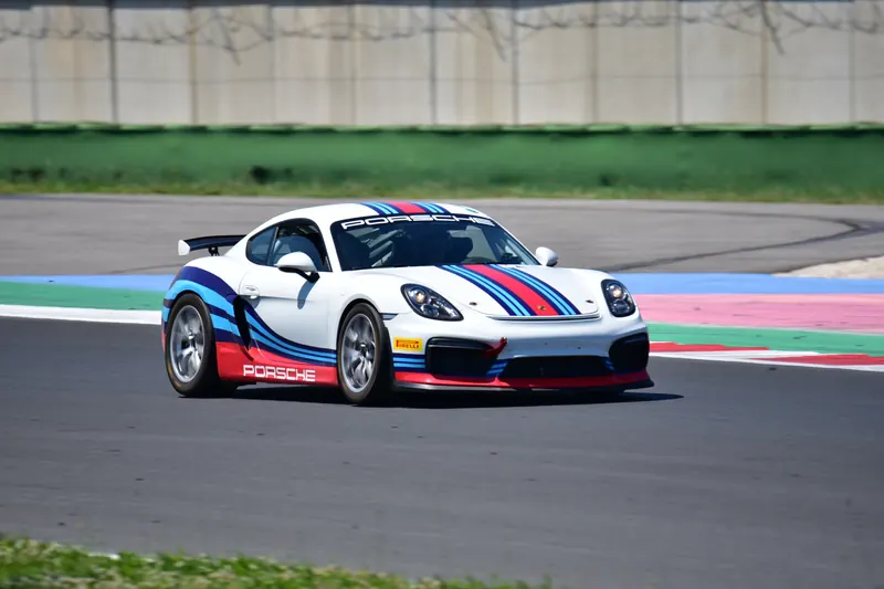 Porsche Cayman GT4 Clubsport bianca a strisce in pista a Misano