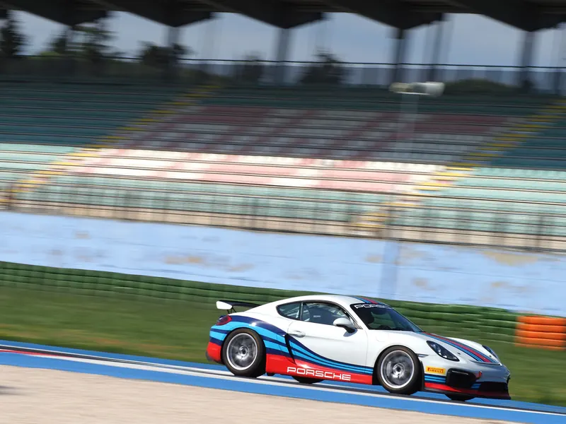 Porsche in panning davanti alla tribuna di Misano