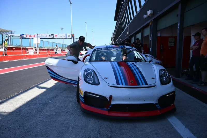 Porsche Cayman GT4 Clubsport in corsia box a Misano