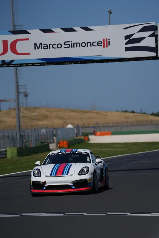 Porsche sotto il ponte Marco Simoncelli