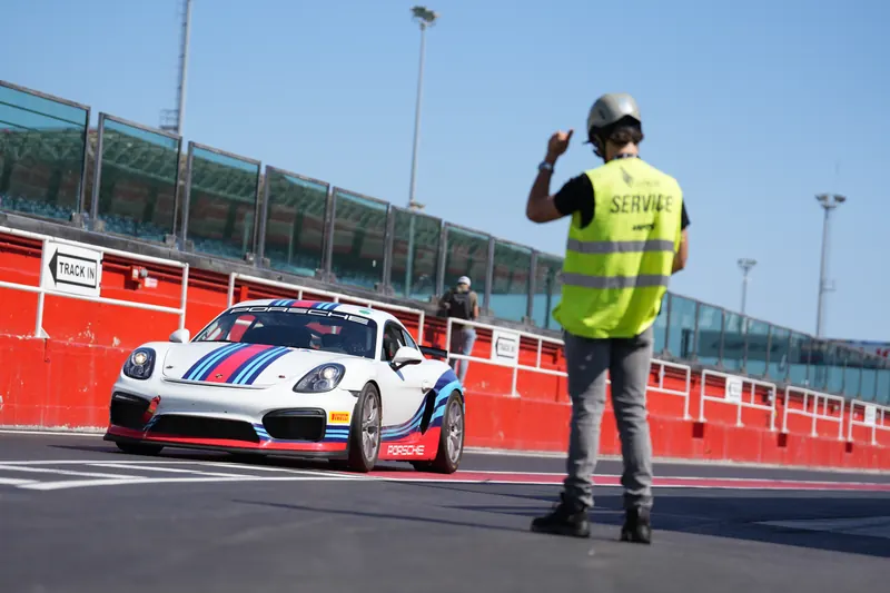 Porsche in uscita dalla corsia box