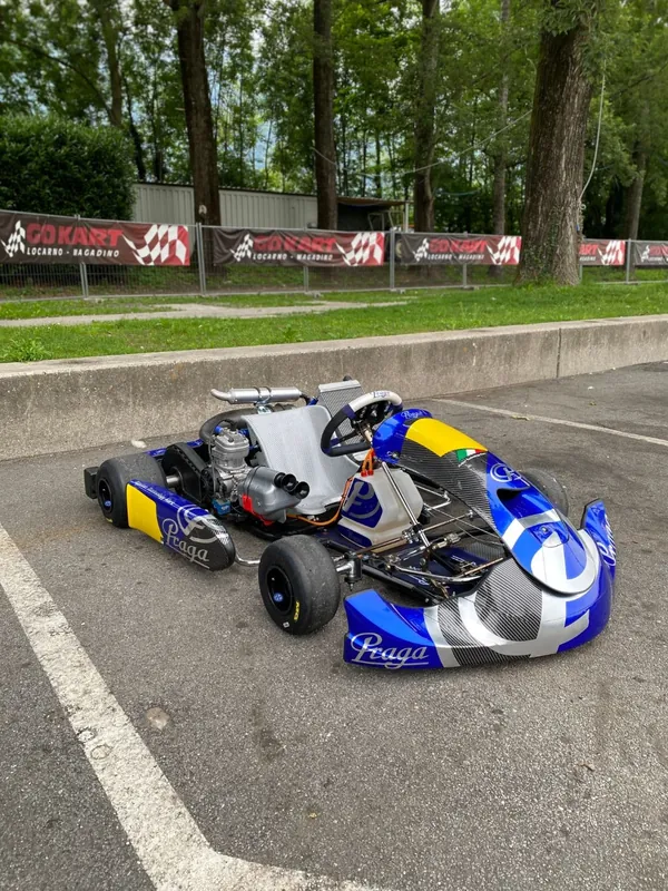 Il kart Praga blu e argento di Martin nel paddock di Locarno-Magadino