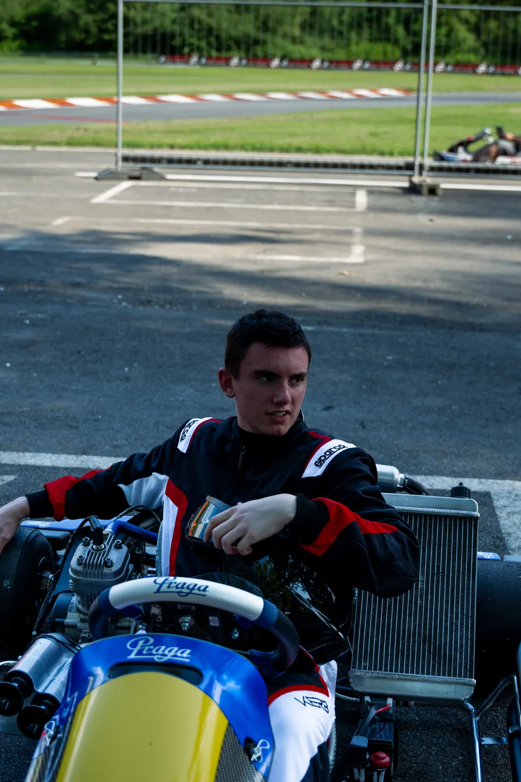 Martin Matasci seduto nel suo kart, in tuta