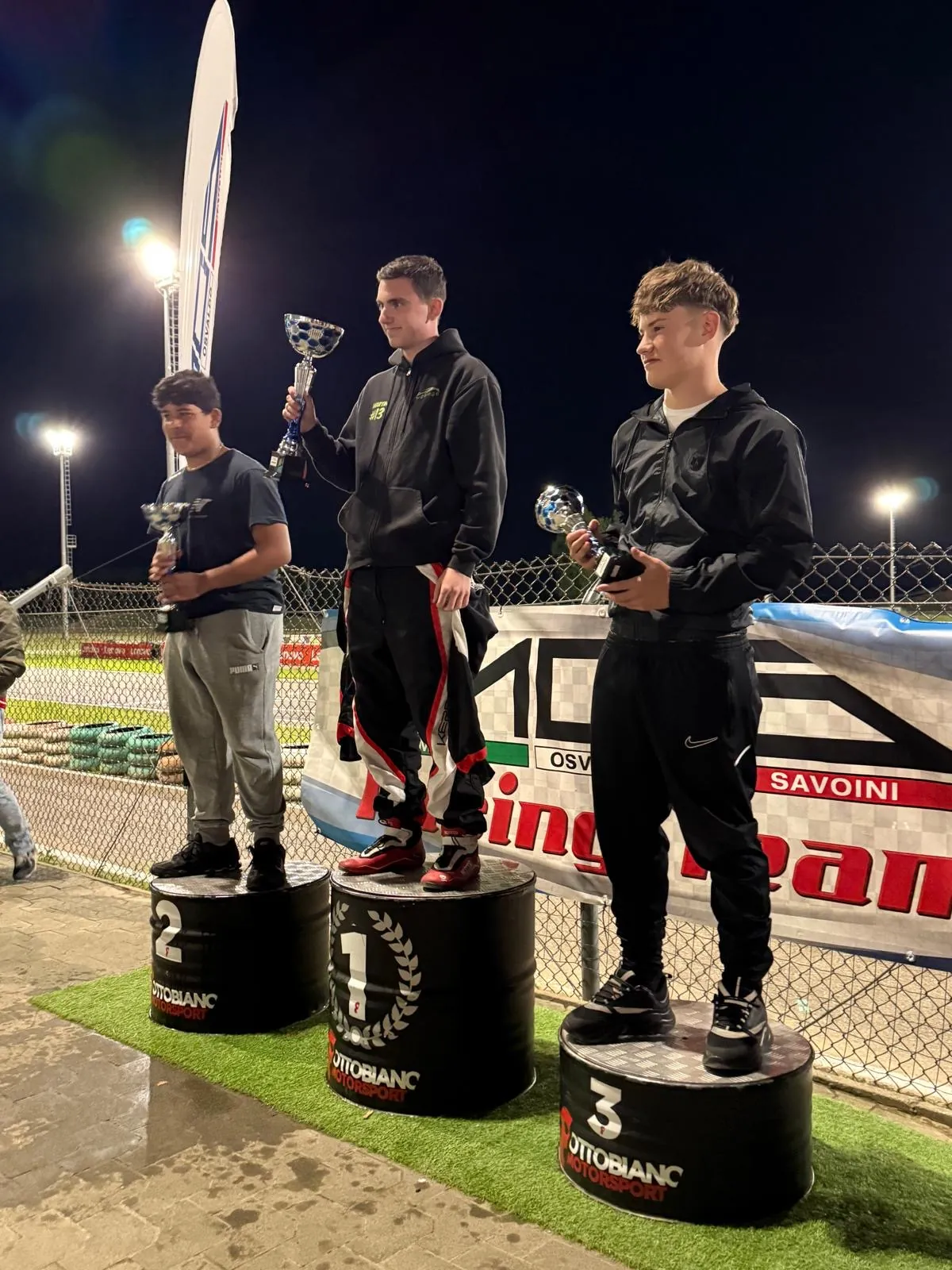 Martin Matasci sul gradino più alto del podio MOS con il trofeo