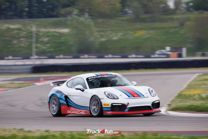 Porsche Cayman GT4 Clubsport in pista a Franciacorta