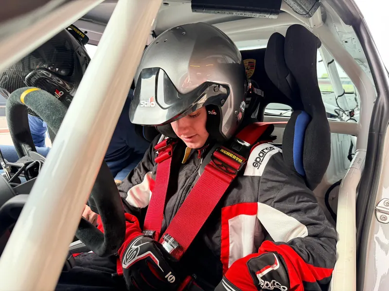 Martin nell'abitacolo della Porsche a Franciacorta