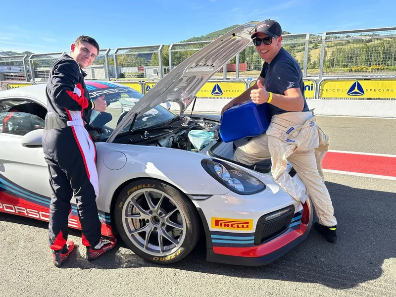 Martin e un accompagnatore fanno rifornimento alla Porsche ai box di Varano