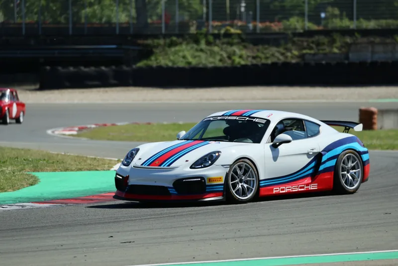 La Porsche Cayman GT4 Clubsport in curva a Varano de' Melegari