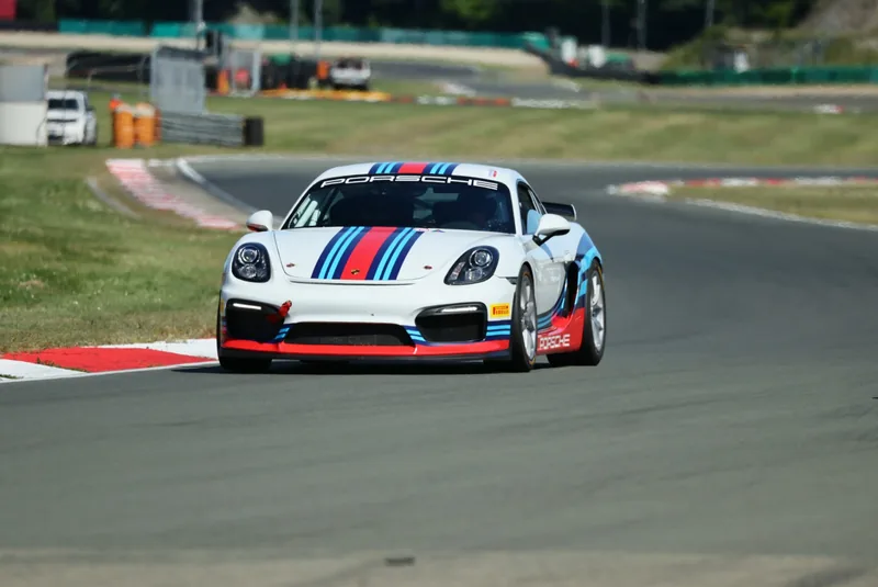 La Porsche Cayman GT4 Clubsport di fronte in pista a Varano